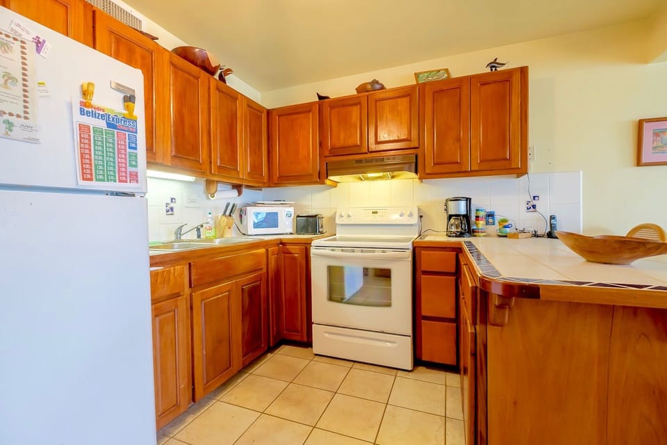 Fully equipped kitchen with counter seating