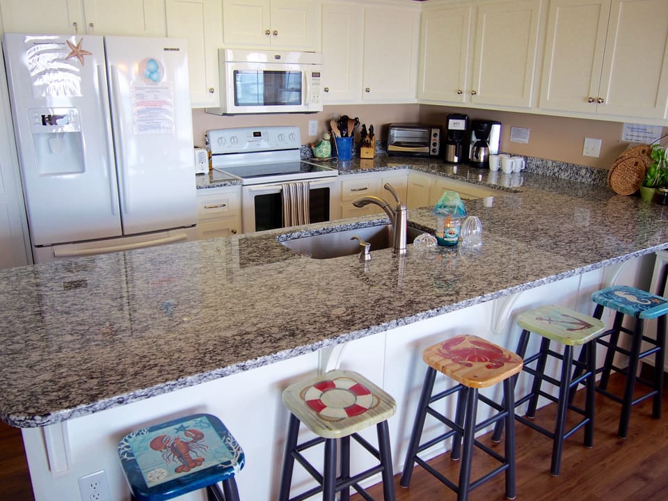 Breakfast bar comfortably seats five people - have brunch with the whole gang!