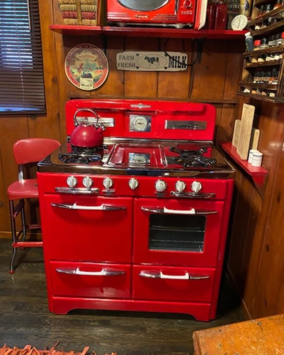 Vintage O'Keefe & Merritt Double broiler, double oven plus griddle in the middle