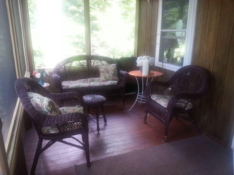 front porch(screeened in)  over looks the lake