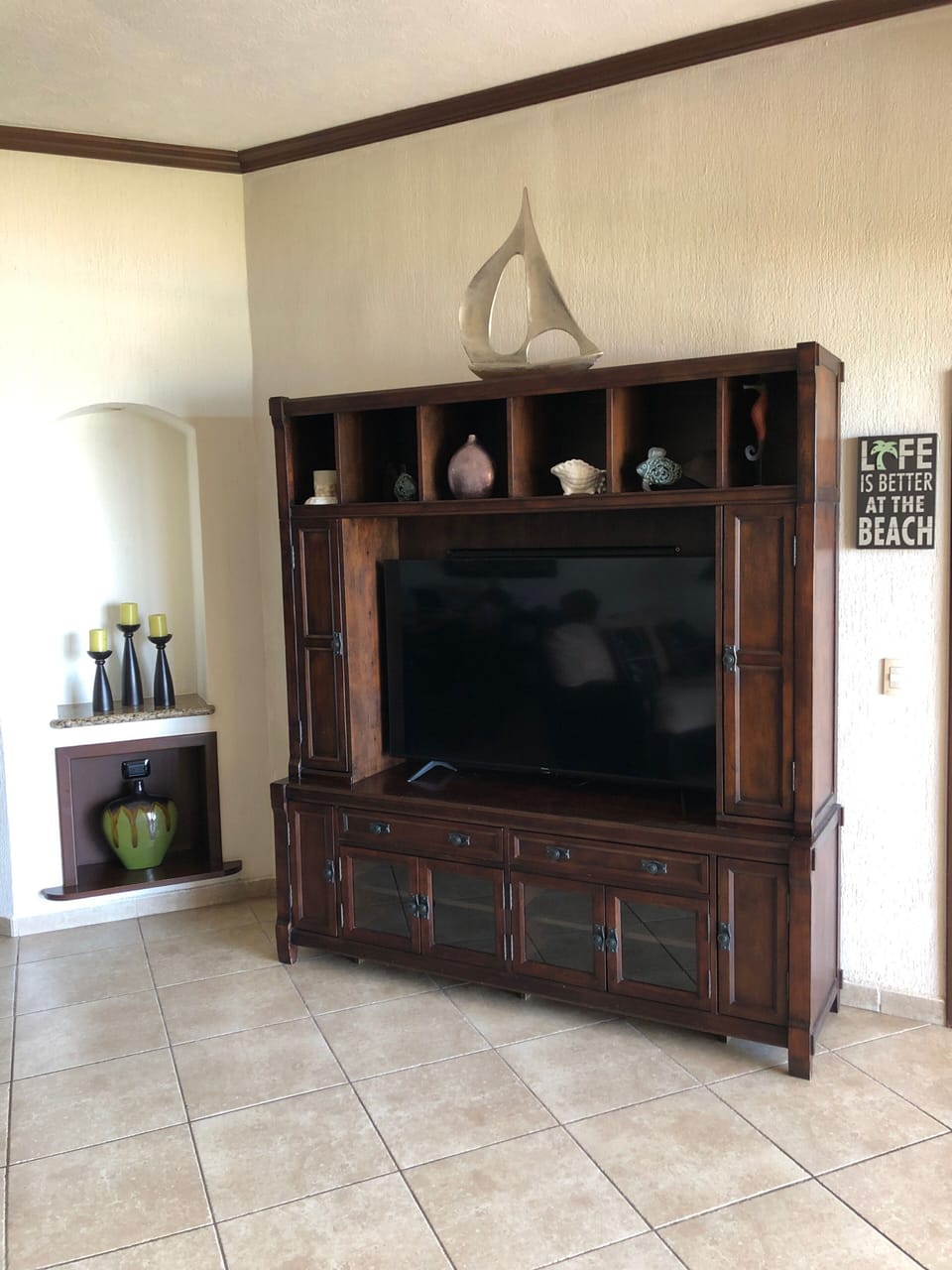 Large size smart TV in living area. Netflix is included. 