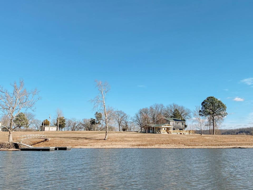 Full privacy, 1/2 mile shoreline - safe for the kids to run around