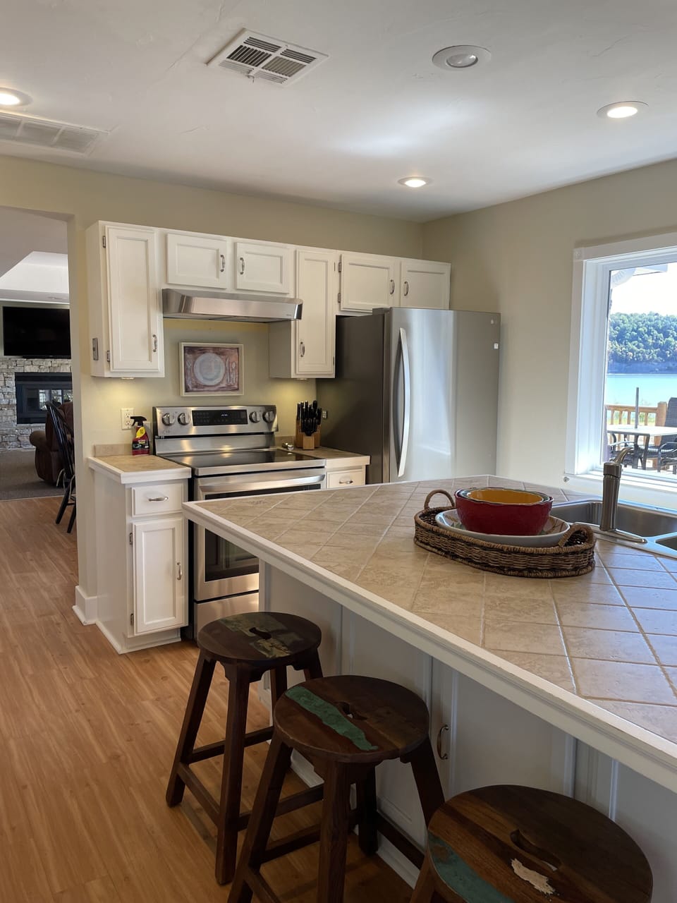 Newly upgraded stainless steel stove & fridge on 10/2022.