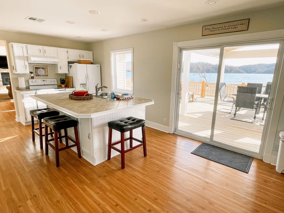 Fully-stocked, clean, updated kitchen