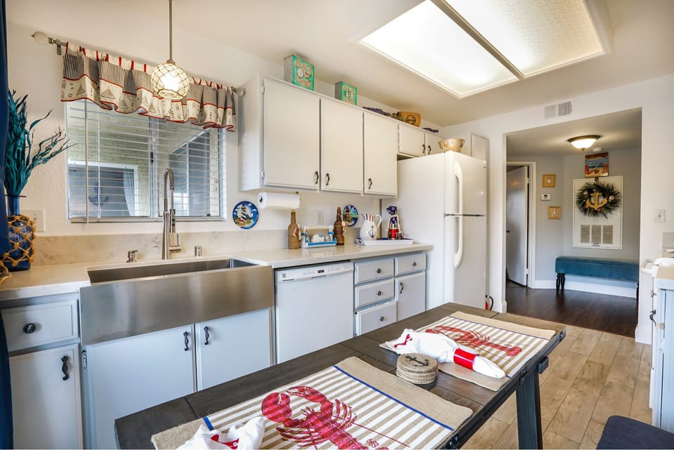 Kitchen, farmhouse sink, fully equipped with everything you may need!