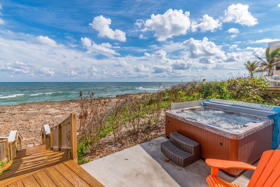 Oceanfront hot tub: We empty/clean/refill & pre-heat it so it's ready @ check-in