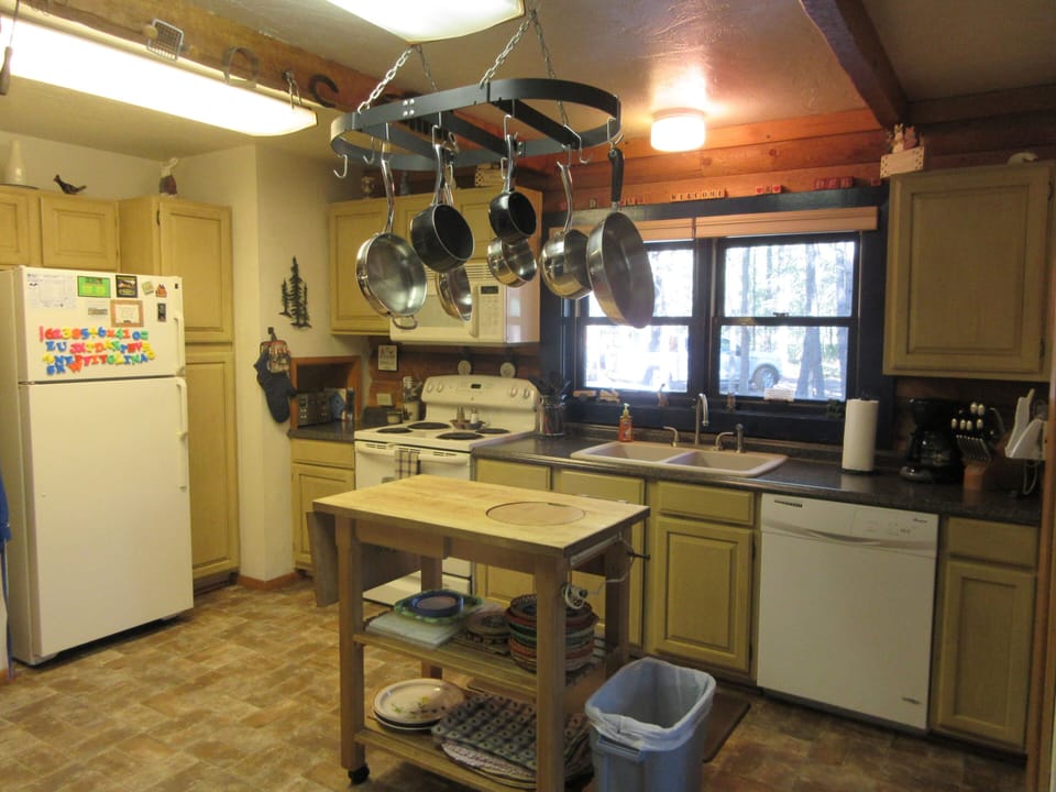 Kitchen. This picture has our old refrigerator