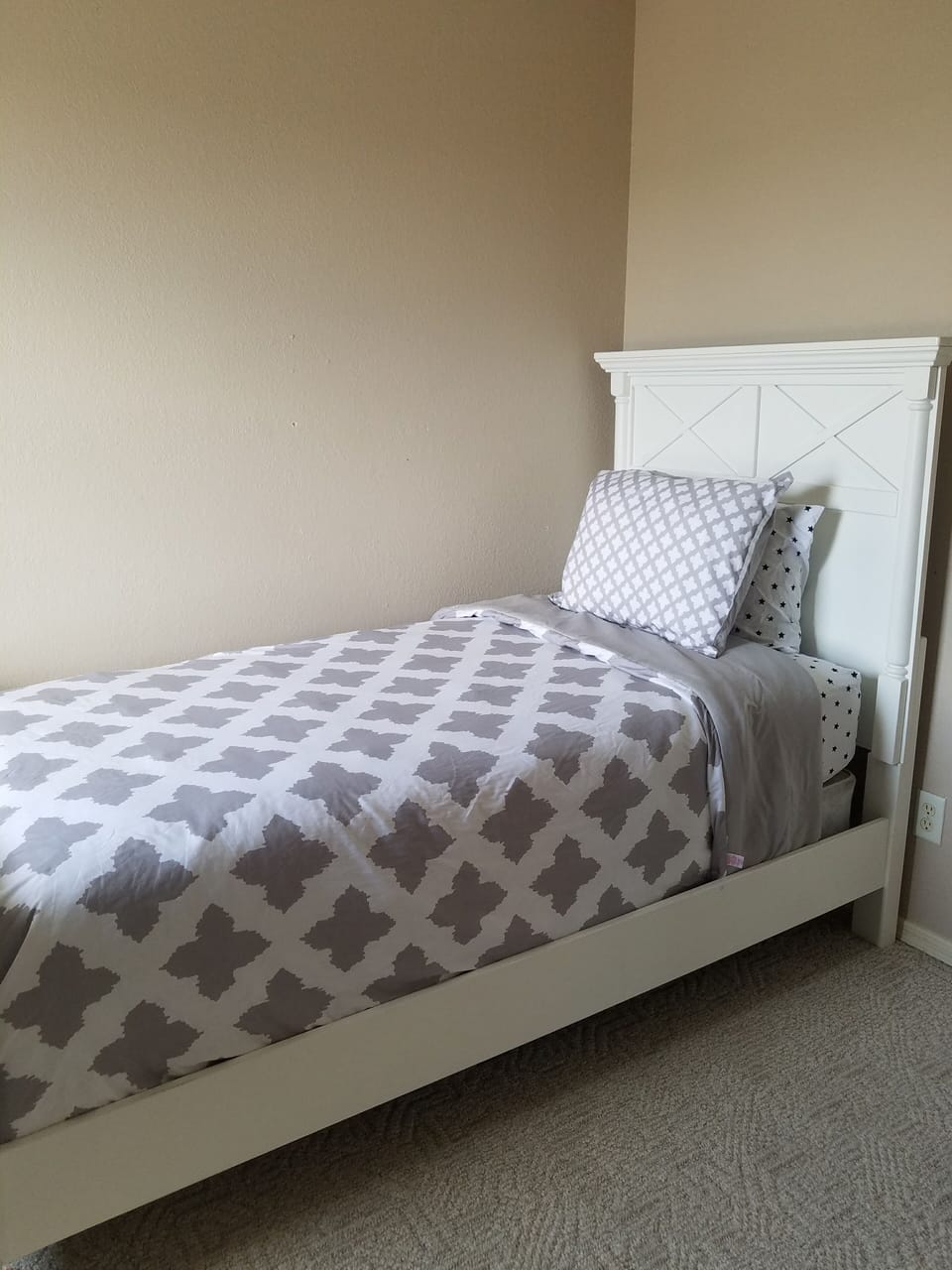 Bedroom upstairs 2 twin beds