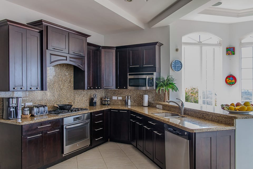 Kitchen - Fully equipped gourmet kitchen with wine cooler