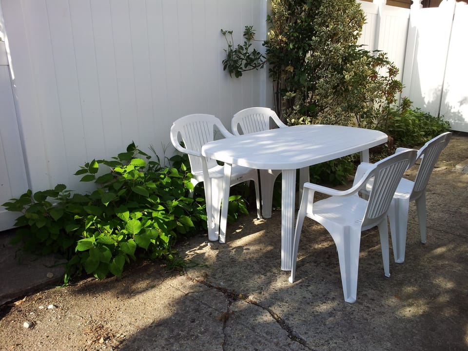 Love the outdoors? Enjoy breakfast, lunch or dinner in the shared outdoor area.