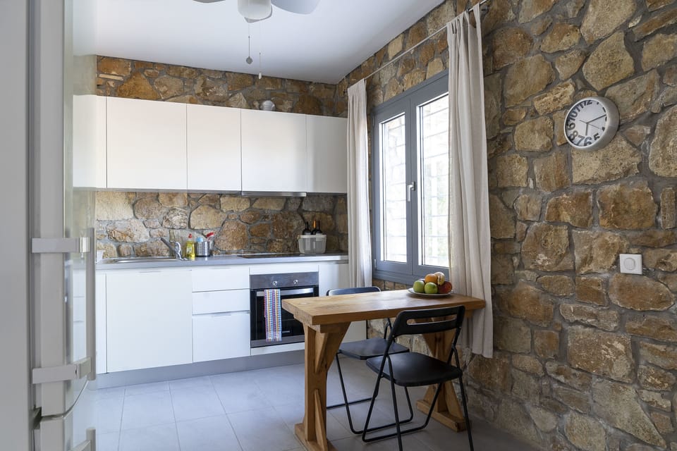 White lacquered Italian kitchen with superb quality integrated appliances. 