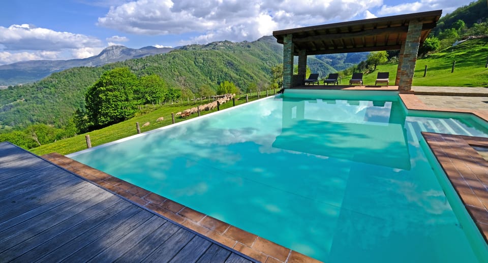The pool and the view on the Appennino National park.