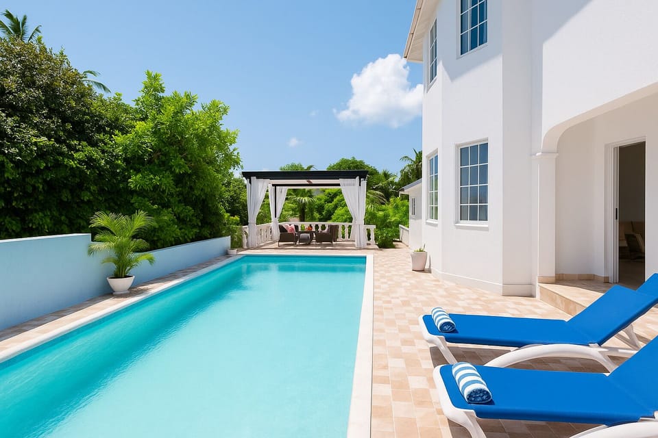 Unforgettable Nights — Outdoor Movies by the Pool
