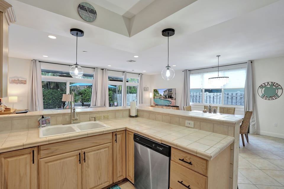 Open kitchen with view to pool