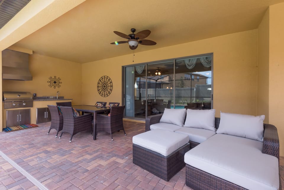 Lanai Area with in-build BBQ, plenty of seating - swimming pool and hot tub