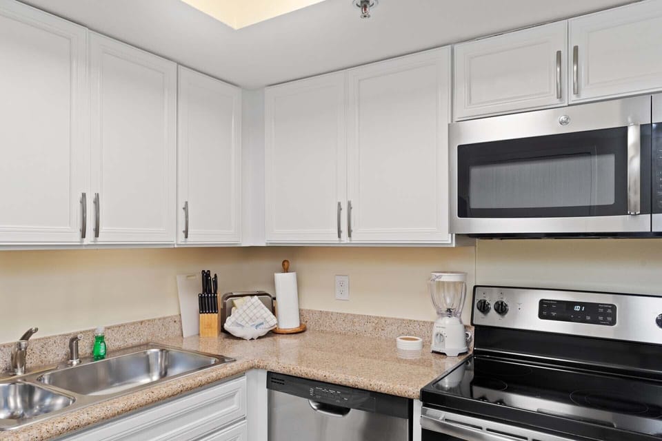 Full Kitchen with refrigerator, stove, oven, microwave, dishwasher 