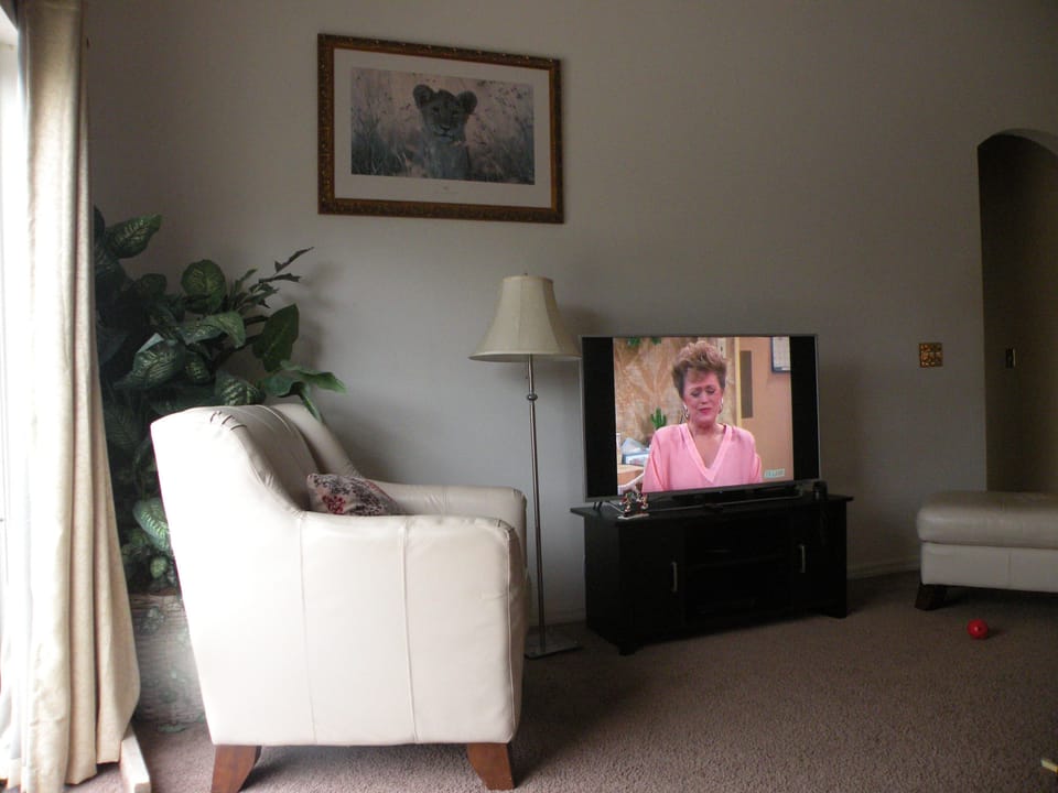 Spacious sitting room with Smart TV
