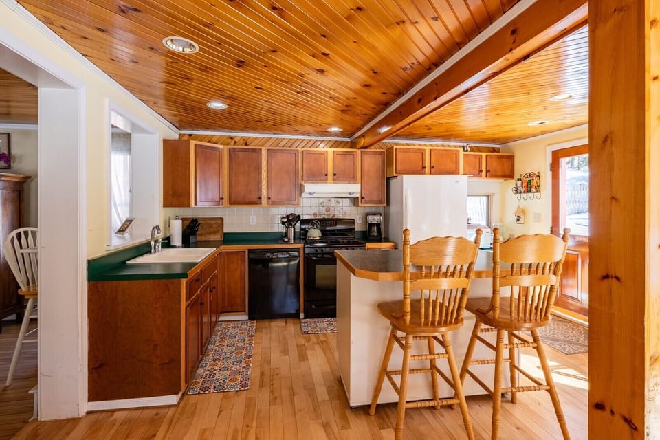 Full kitchen with dishwasher, 2 refrigerators, oven ect...