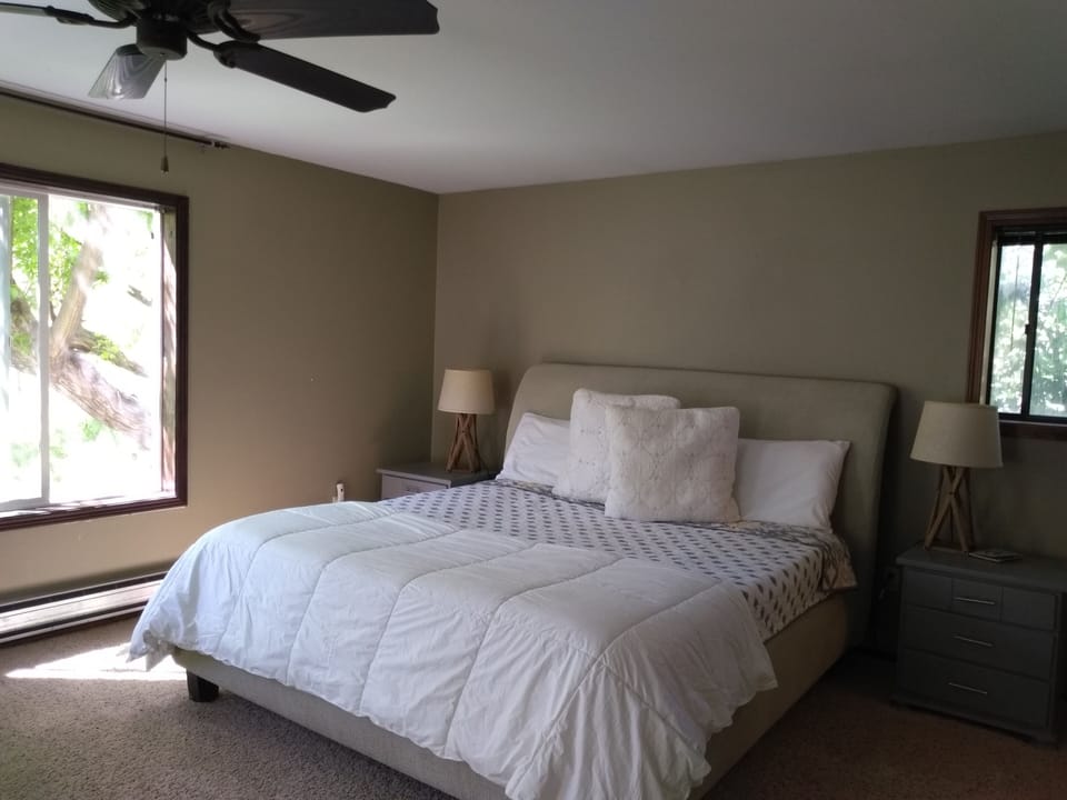 Master w/King Bed.
Private bath w/shower
VIews of Mountains & Historical Barn