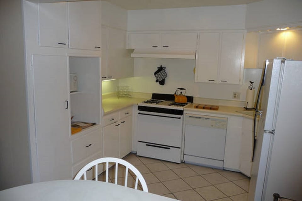 Large roomy, fully equipment Kitchen with lots of storage
