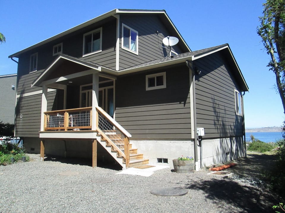 Front view of the house, street parking, to th
Ocean in back.Covered front porch