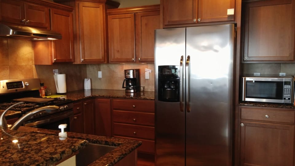 Kitchen w/gas stove