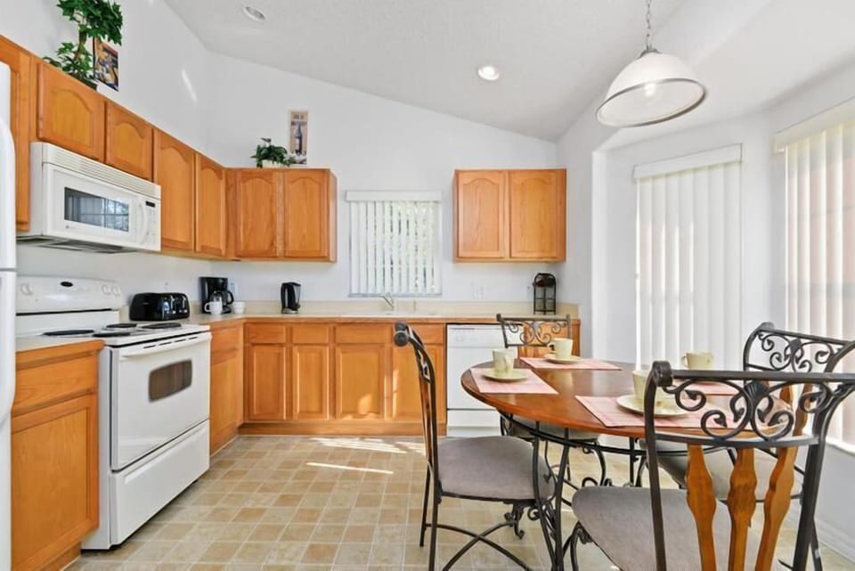 Kitchen with Breakfast table