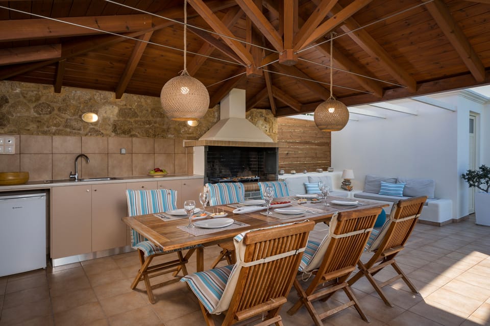 BBQ , Exterior kitchen, patio table , all the amenities you need by the Pool !