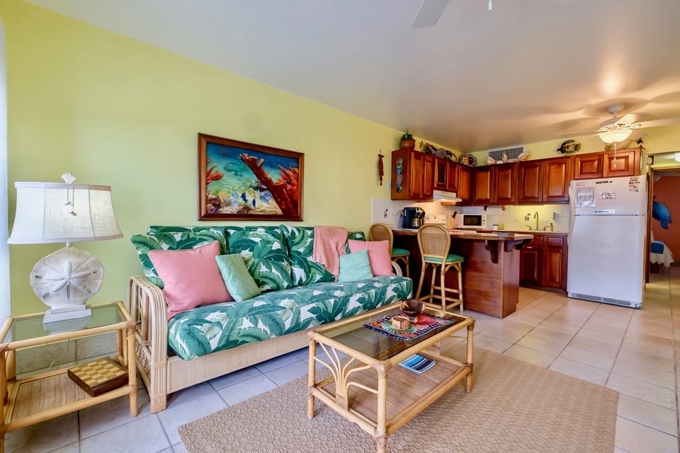 Living area (with queen futon)