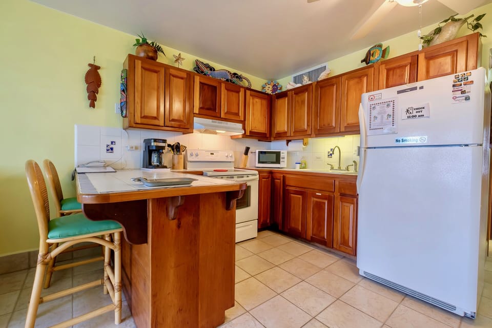 Fully equipped kitchen with counter seating