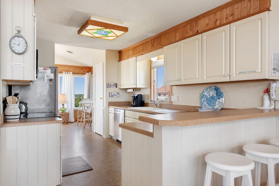 Fully equipped kitchen w/ coffee maker, toaster, blender, Ninja smoothie maker