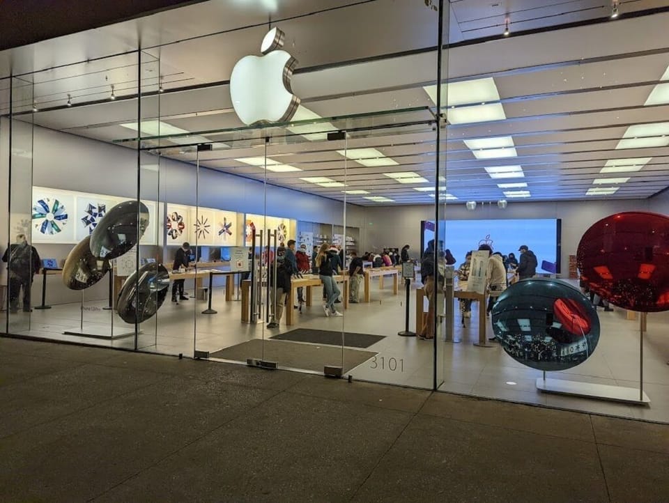 Great Apple Store Just up the Street - Take a Class