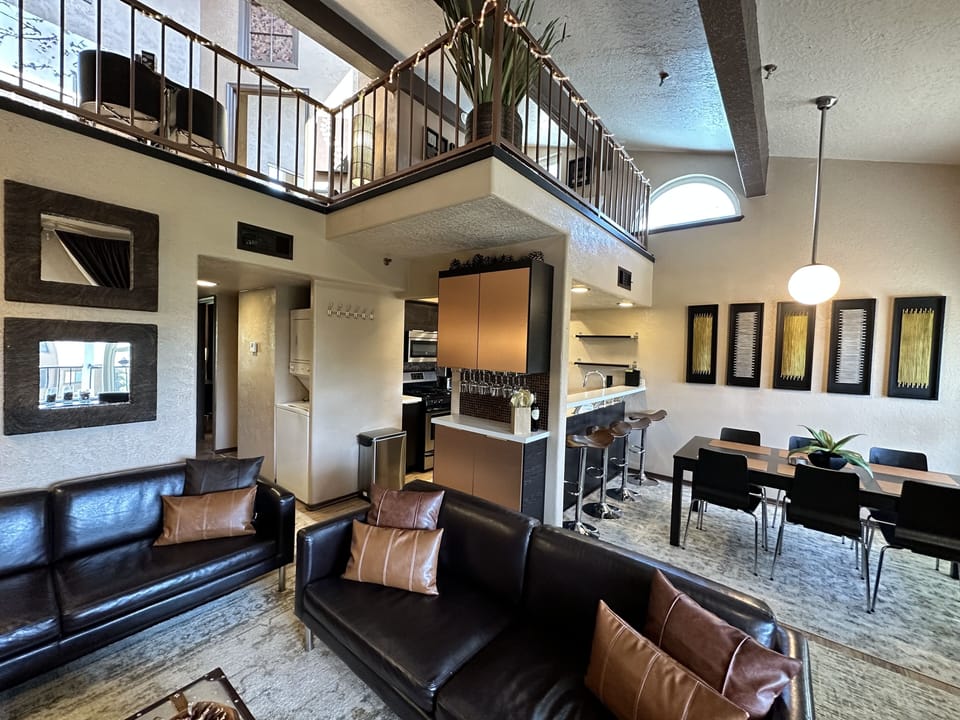 Wine bar with complimentary bottle - Coffee, hot cocoa, & popcorn also provided!