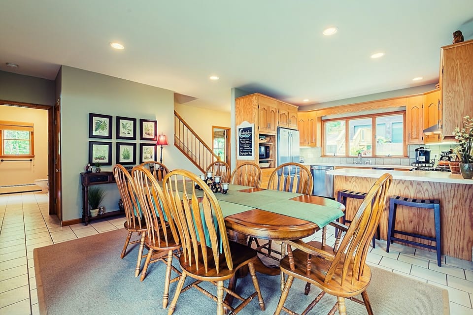 Kitchen seating for 8, service for 16, child booster seats available