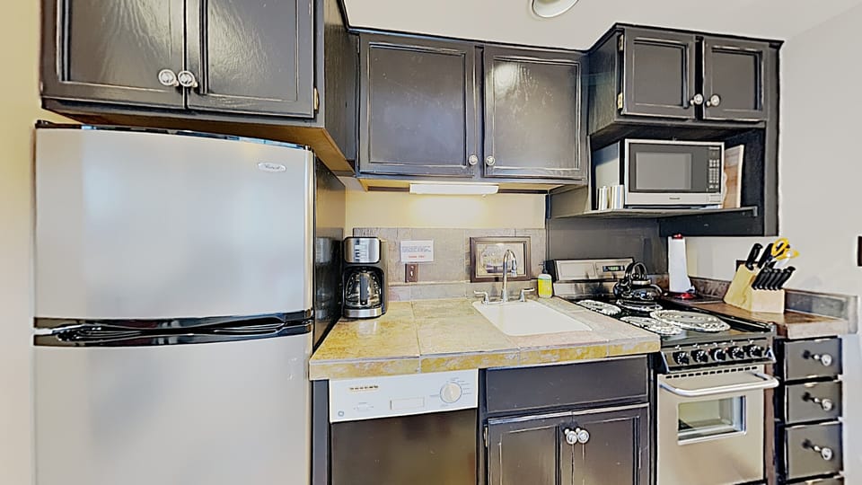 another picture of the kitchen area