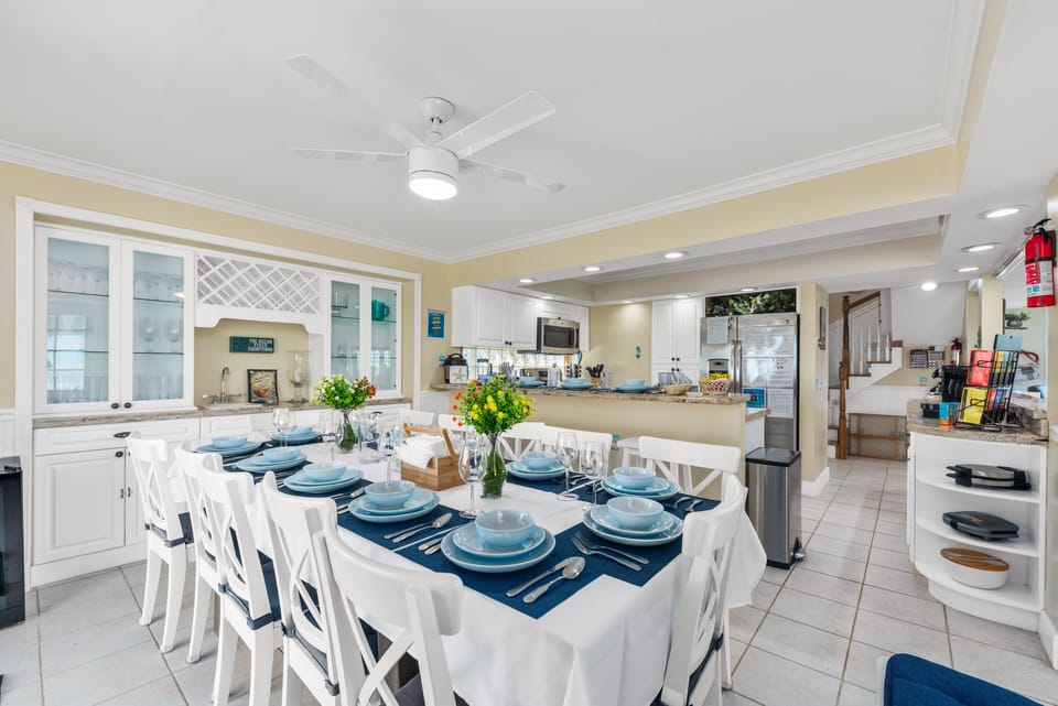 Seaside feasts: a spacious dining room. Indoor & outdoor dining seats 20+