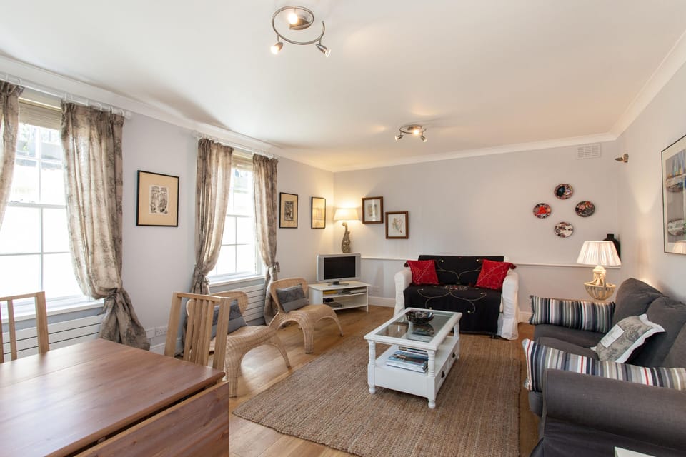 Beautiful spacious living room decorated to a high standard sits 7 WIFI TV