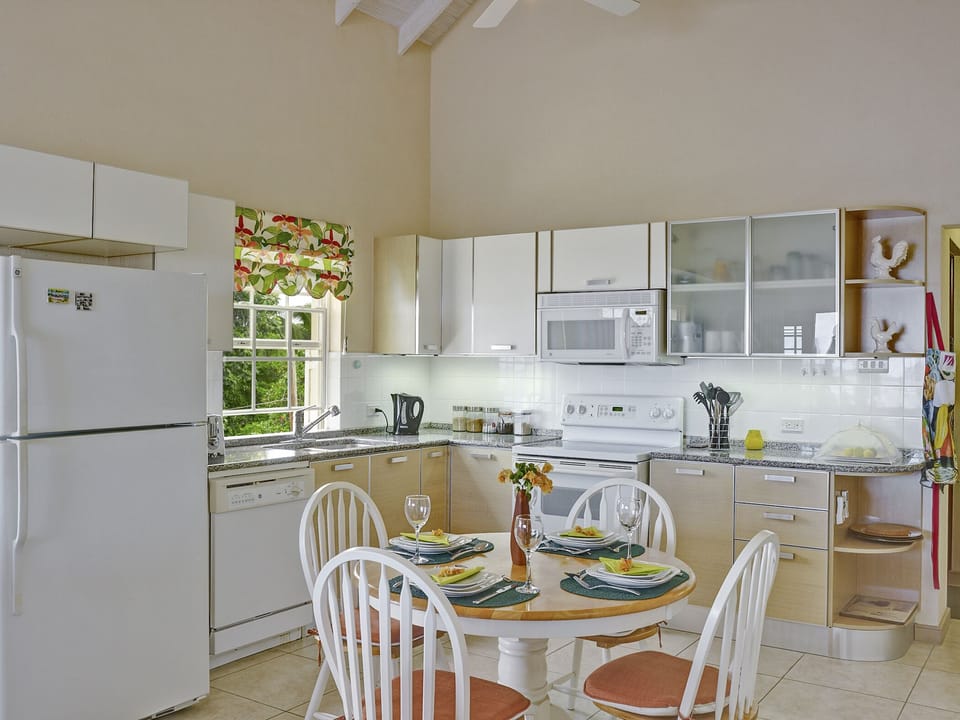 Well-equipped kitchen, seating for four persons, AC, fan, window