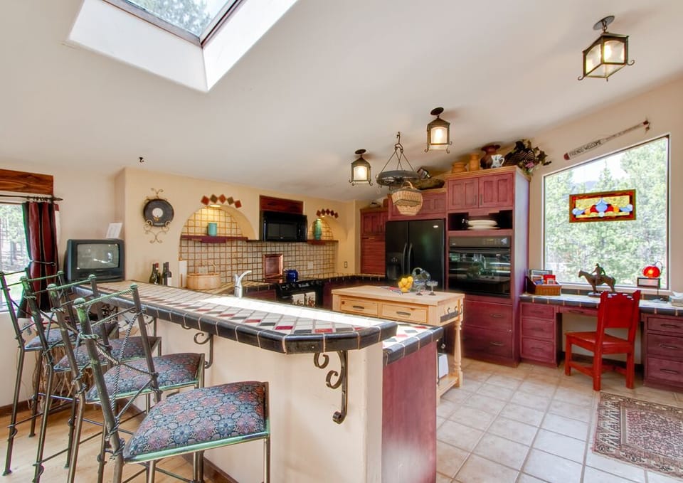 Large Kitchen with 5 Gas Burners, 2 Ovens, Micro, and Large Outdoor Gas Grill