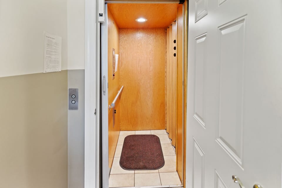 ❤️ The Top End Townhome is one of the only properties that has an ELEVATOR! WOW!