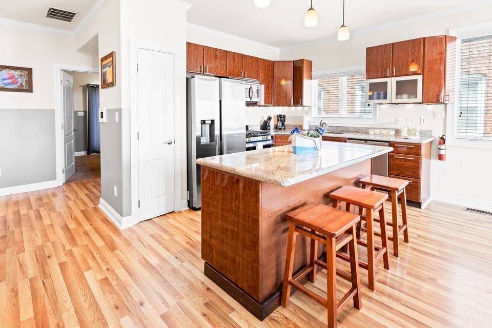 ❤️ Wonderful Kitchen with Beautiful Lighting!