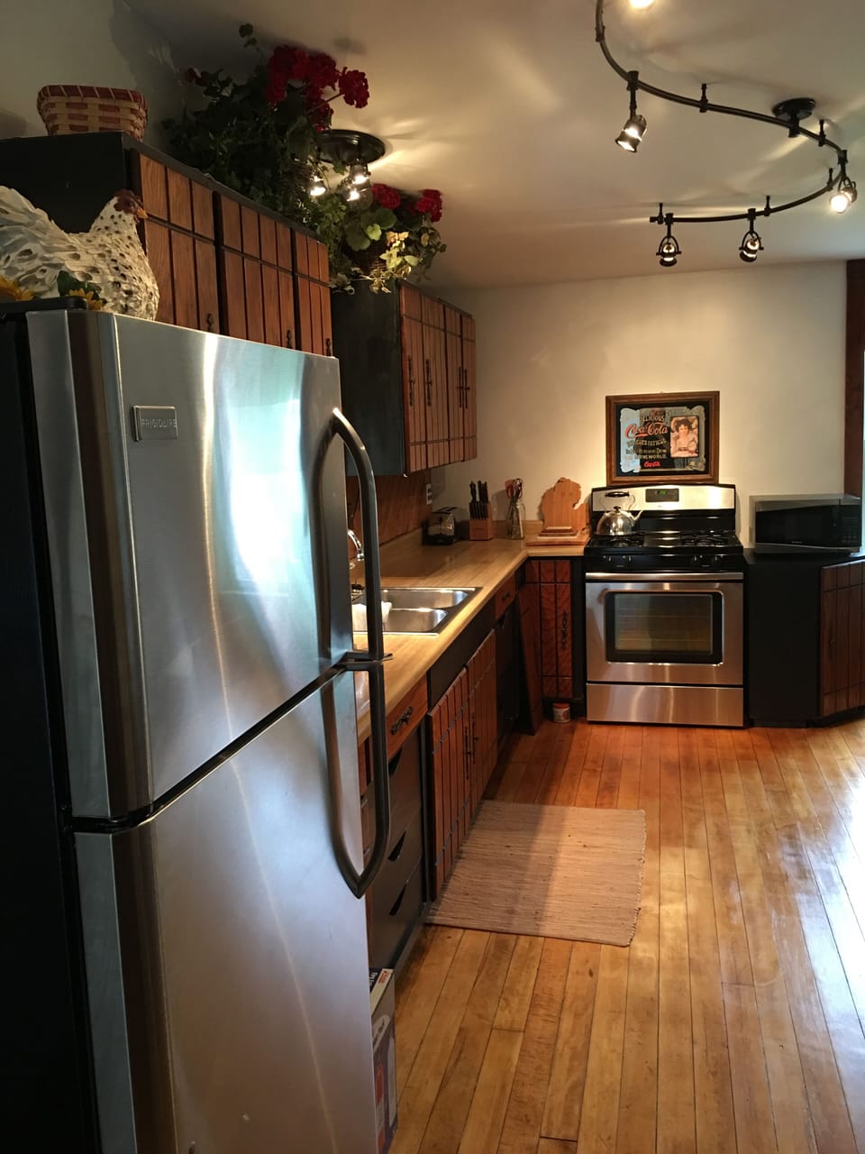 Spacious kitchen on the altar area. Gas cook stove and range.