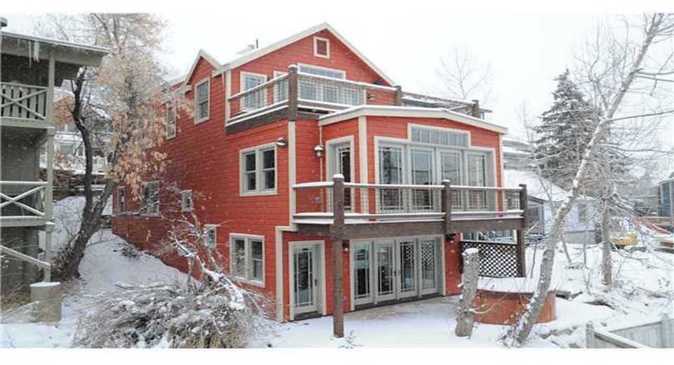 Luxury 4 bdrm almost ski-in/out home close to main st & Park City town ski lift