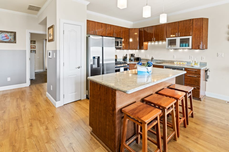 ❤️ Wonderful Kitchen with Beautiful Lighting!