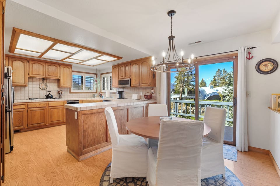 Dinette area w/slider out to BBQ deck