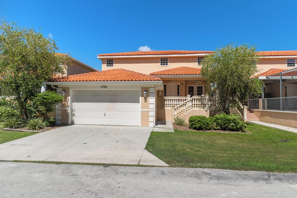 Street view of the 4 bedroom, 3.5 bathroom Manta