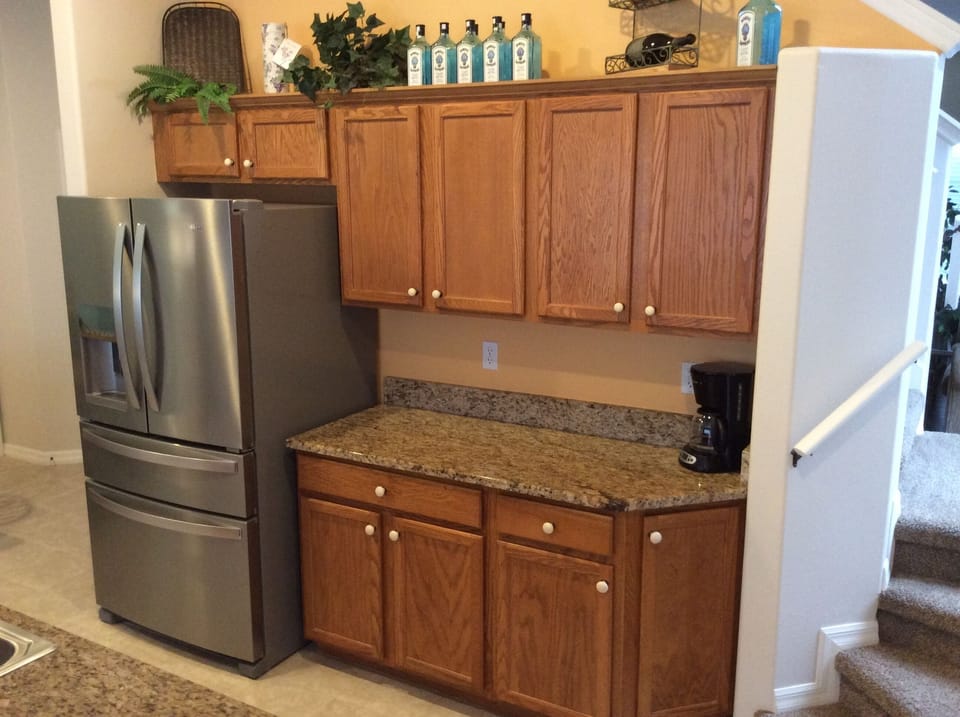 Kitchen with ice and water dispensing refrigerator/fridge freezer