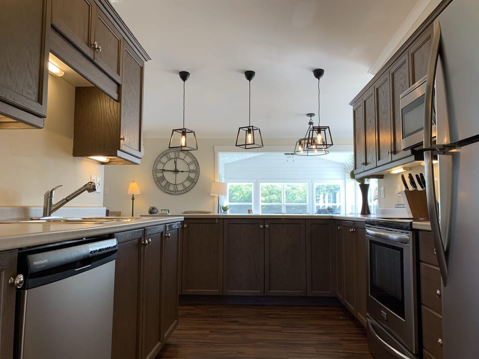 Dishwasher, fridge/freezer, microwave, stove/oven, Tassimo &drip coffee, toaster