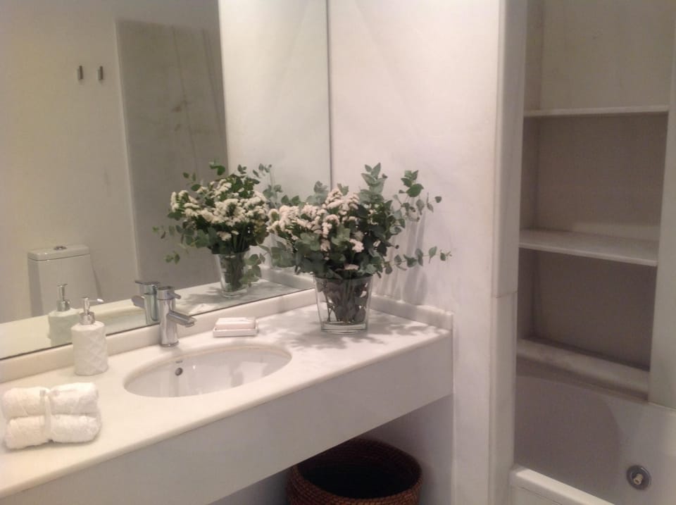 Bathroom 1 (en-suite bathroom) with jacuzzi bathtub