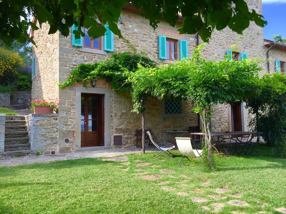 Entrance with pergola